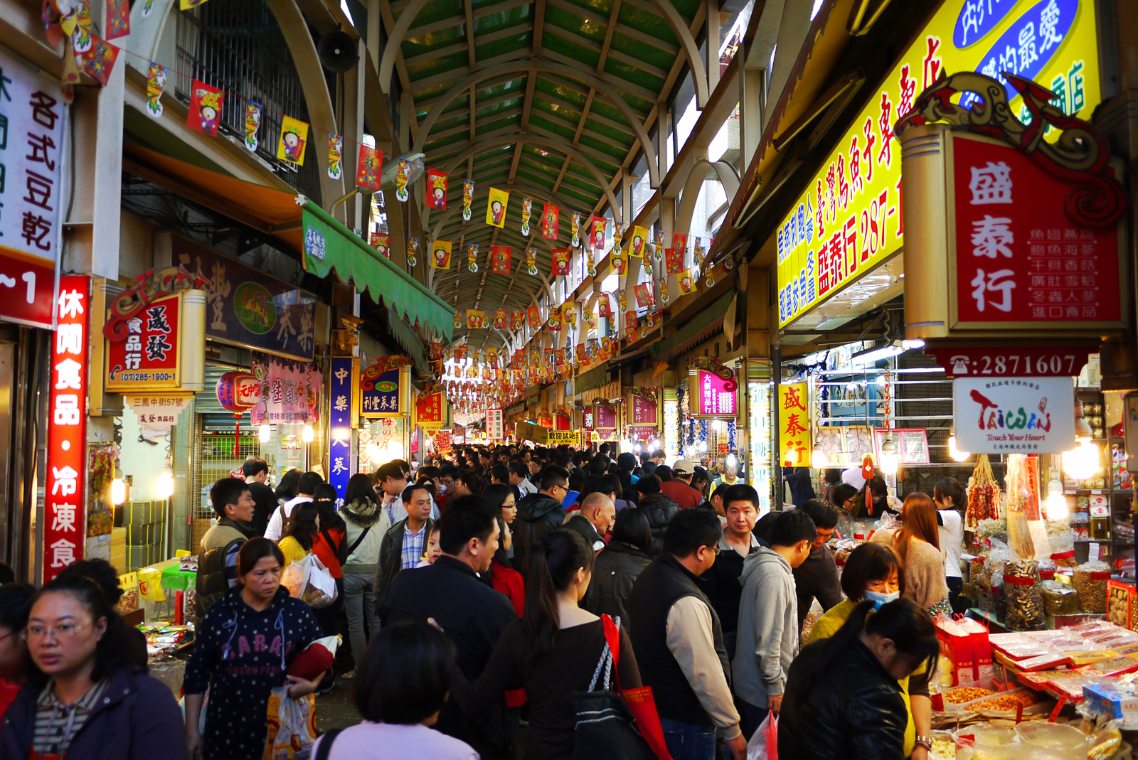 農曆新年前三鳳中街擠滿採購年貨的人潮。（圖/張簡英豪 攝）