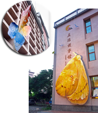 美濃故事館外牆展示著由當地人彩繪的17隻巨型蝴蝶。（圖/李玄斌 提供）
