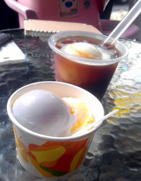 三泉的人氣商品—芋頭冰淇淋、古早味冰淇淋紅茶。（圖/馬千惠 攝）