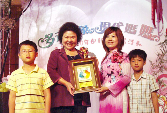 陳琳鳳獲頒100年「母親節多元形象現代媽媽獎」。（圖/陳琳鳳 提供）