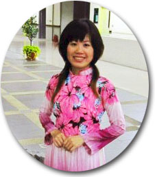 身穿越南傳統服飾的陳琳鳳。（圖/陳琳鳳 提供）