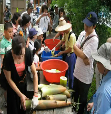 酸筍DIY讓遊客體驗甲仙產業。（圖/高雄歷史博物館 提供）