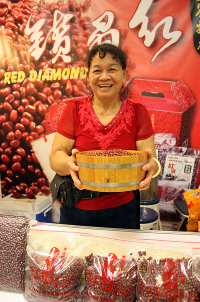 粒粒飽滿的「紅晶鑽」紅豆是大寮驕傲的農特產。(圖/方昭禪 攝)