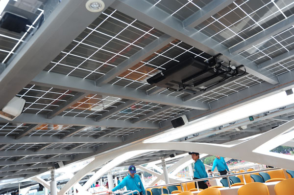 第二代太陽能船共有21片太陽能板，發電功率再提升。(圖/鮑忠暉 攝)