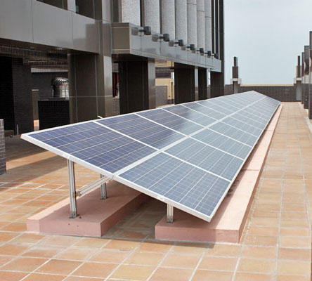 社區大樓集體裝設太陽光電板。(圖／高雄市政府工務局 提供)