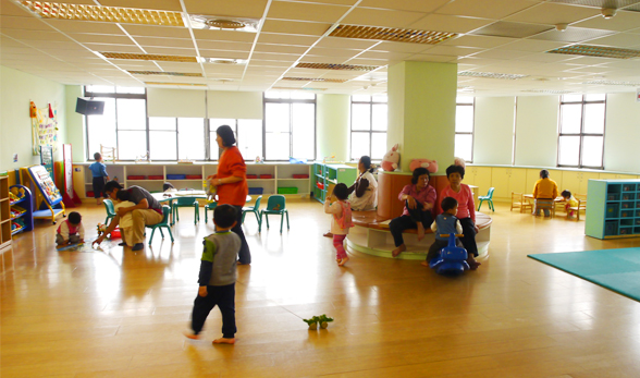 崗山仔遊戲館讓幼兒快樂玩耍，學習分享。（圖∕張簡英豪 攝）