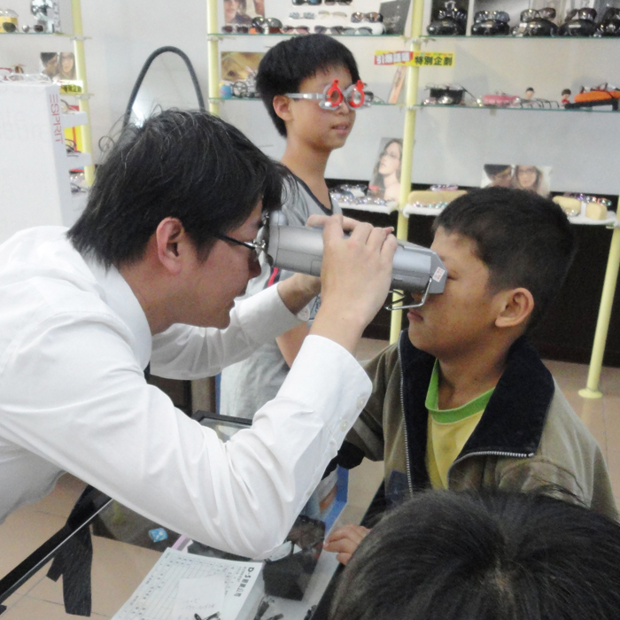 物資銀行媒合眼鏡公司提供家戶配眼鏡服務。（圖∕高雄市政府社會局 提供）