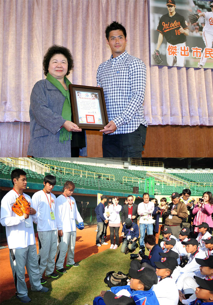 高雄培養的美國大聯盟棒球好手陳偉殷返回高雄舉辦棒球營並獲頒高雄傑出市民。（圖∕鄭百玲‧鮑忠暉 攝）