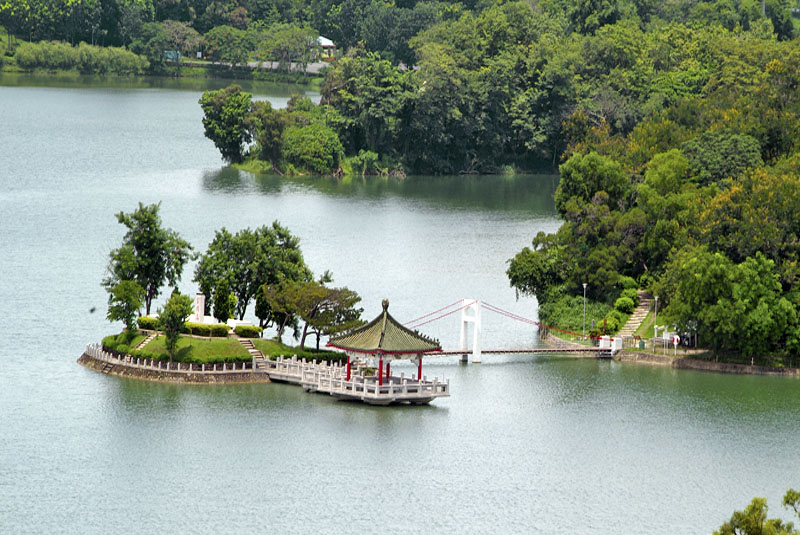 澄清湖高丘望海景區的富國島和吊橋景致優美。（圖∕上影平面攝影工作室 攝）