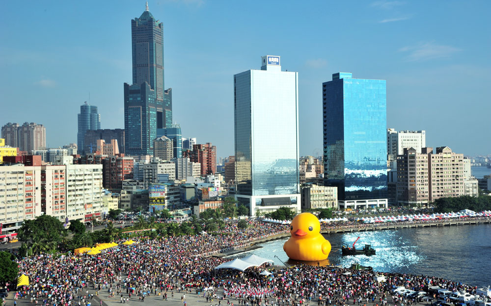 高雄黃色小鴨展吸引全台三百多萬民眾到光榮碼頭一睹小鴨風采。（圖∕鮑忠暉 攝）