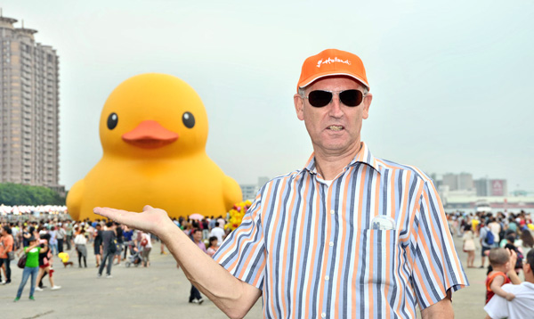 荷蘭辦事處代表特地來高雄看黃色小鴨。（圖∕鮑忠暉 攝）