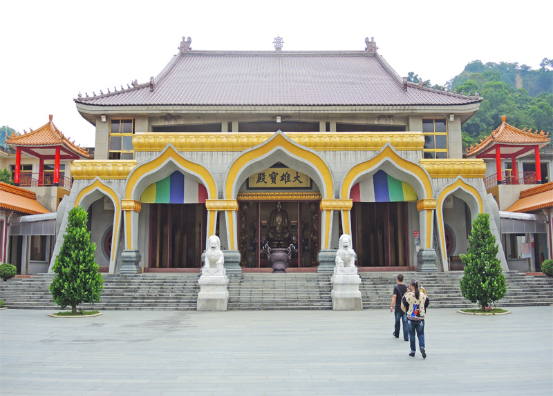 觀音山的大覺寺吸引不少遊客前往禮佛。（圖∕徐世雄 攝）