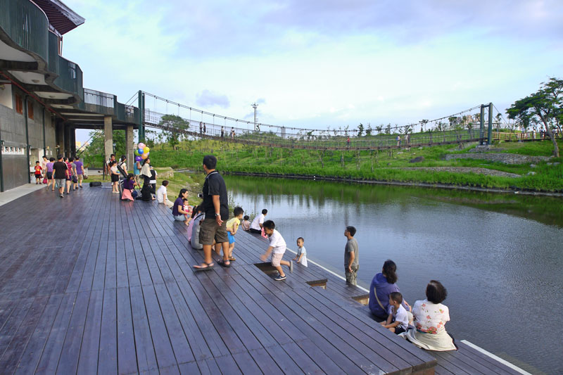 高雄打造濕地廊道提供生態棲息，也是市民休閒的好去處。（圖∕張簡英豪 攝）