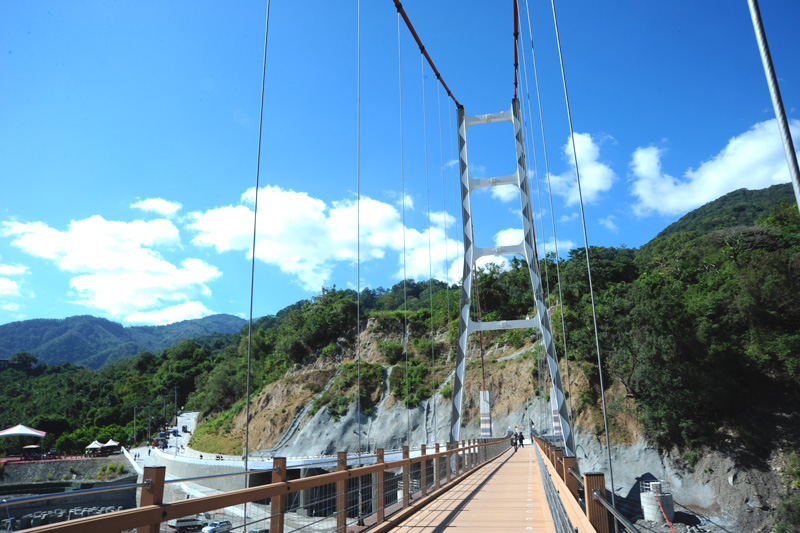高雄山區重建的吊橋融入原民文化特色。（圖∕鮑忠暉 攝）