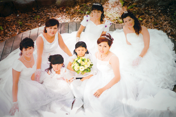 甲仙的新移民姊妹們拍攝《拔一條河》時補拍婚紗照圓夢。（圖∕後場音像紀錄工作室提供 、張簡英豪翻攝）