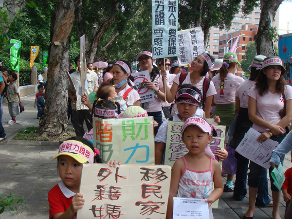 南洋台灣姐妹會為爭取權益與孩子一起走上街頭。（圖∕南洋台灣姐妹會 提供）
