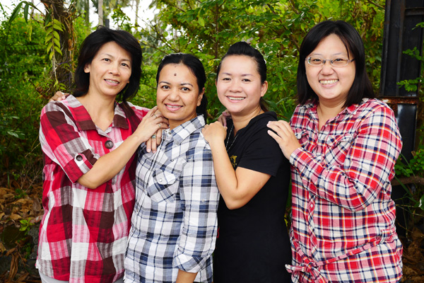 來自不同國度的南洋台灣姐妹會工作人員已建立深厚的革命情誼。（圖∕張簡英豪 攝）