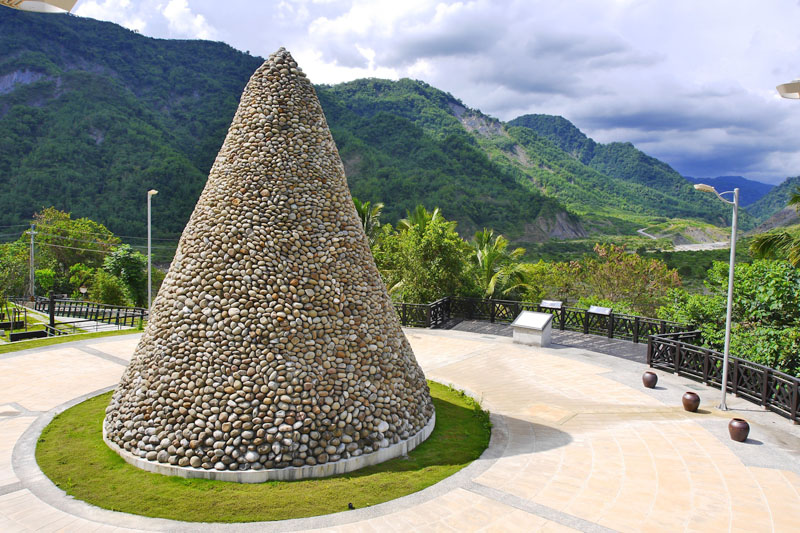 由石頭堆疊而成的小林村紀念公園紀念碑。（圖∕張簡英豪 攝）