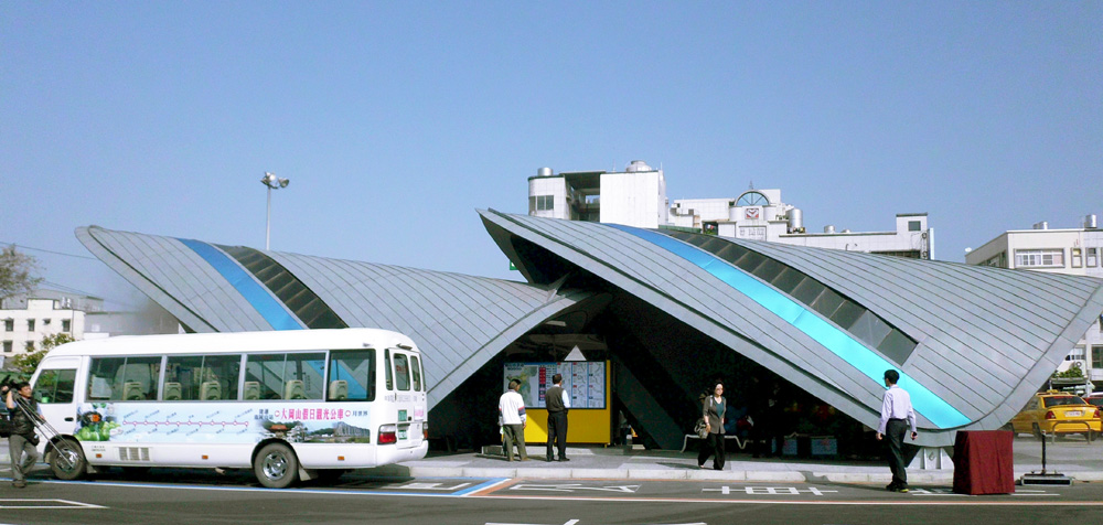 岡山轉運站站體取材自大、小崗山的形象。（圖∕劉采涵 攝）