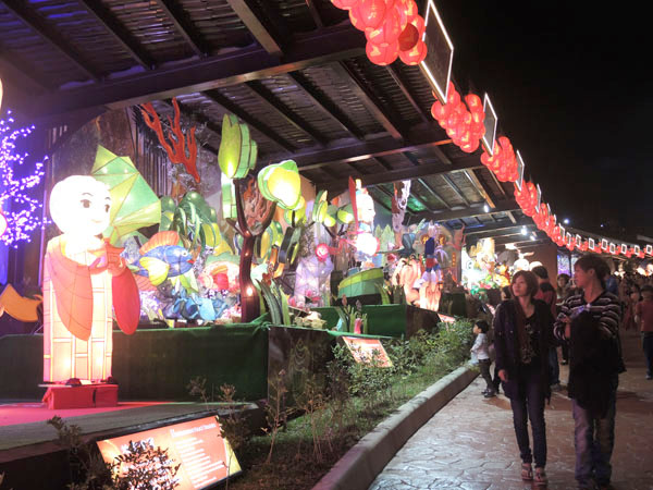佛光山燈會花燈以佛教經典為題材，吸引信眾駐足觀賞。（圖∕徐世雄 攝）