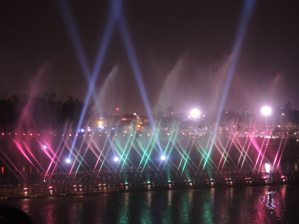 岡山燈會首次展演魔幻光幕水舞秀，讓在地居民與遊客大飽眼福。（圖∕徐世雄 攝）