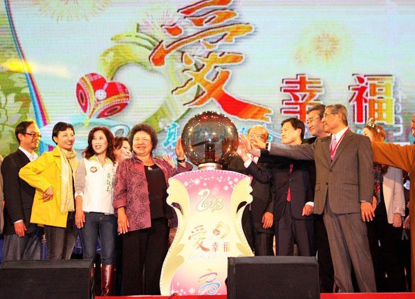 高雄市長陳菊與國際友人共同為高雄燈會揭幕。（圖∕謝冠儀 攝）