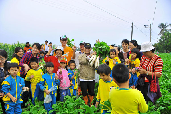 白玉蘿蔔股東會結合生態休閒行銷農產品大獲成功。（圖∕美濃區農會 提供）