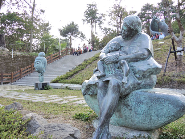 多座大型雕塑品讓旗山鼓山公園多了人文氣息。（圖∕徐世雄 攝）