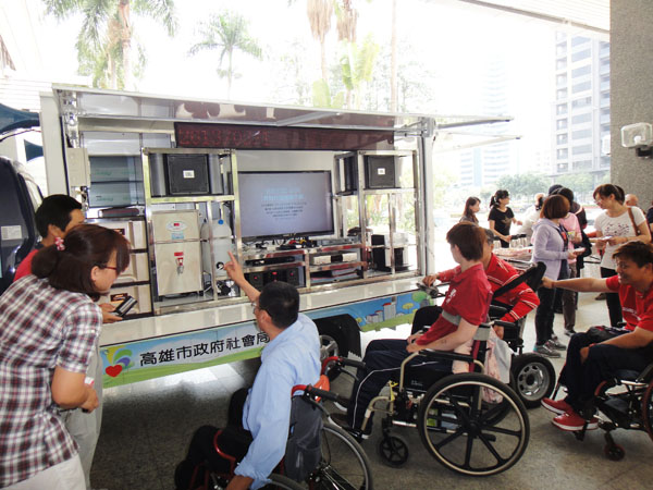 市府打造身心障礙者多功能行動服務車，直達偏遠地區提供社會服務。（圖∕張筧 攝）