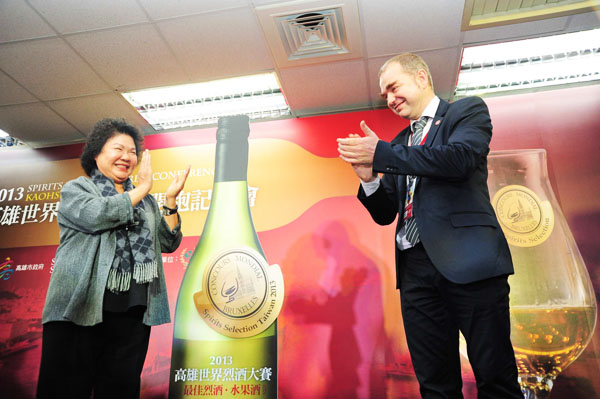 陳菊市長與Thomas Costenoble主席共同宣佈2013高雄世界烈酒大賽開跑。（圖∕鮑忠暉 攝）