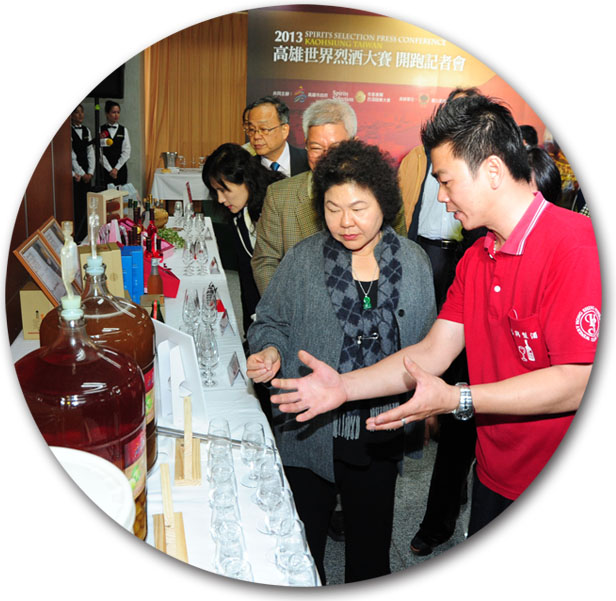 陳菊市長搶先品嚐鴻興製酒廠釀造的好酒。（圖∕鮑忠暉 攝）