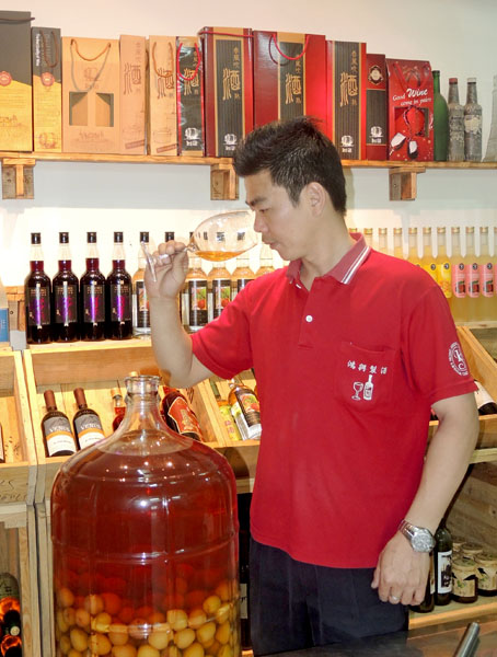 鴻興製酒廠陳俊吉已有多年釀酒經驗。（圖∕徐世雄 攝）