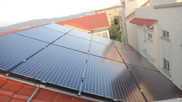 高雄市領先全國制定太陽光電設施相關法令，鼓勵設置太陽光電設施。（圖∕高雄市政府工務局 提供）