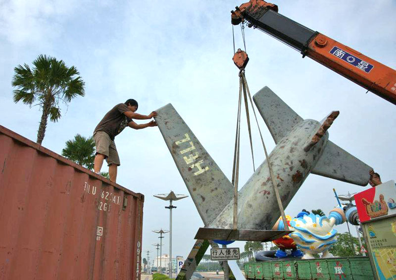 林建佑團隊出動吊車製作貨櫃藝術節作品。（圖∕林建佑 提供）