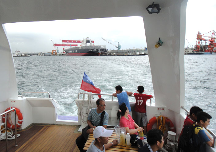 搭乘觀光遊艇到紅毛港可順道遊覽高雄港風光。（圖∕張筧 攝）