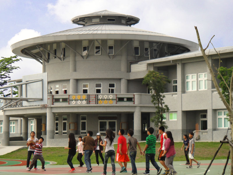 大愛園區的學校建築也頗有特色。（圖∕張筧 攝）