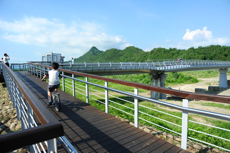 旗山的地景橋及環鎮自行車道設施，讓遊客可舒適的騎單車悠遊山城。（圖∕鮑忠暉 攝）
