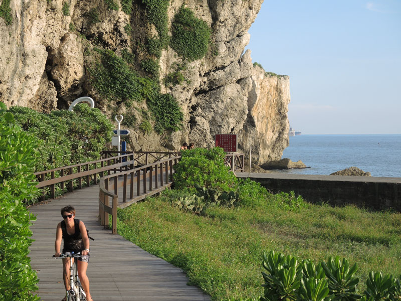 到旗津海岸戲水或在踩風大道騎自行車都是夏日遊高雄的好方式。（圖∕鮑忠暉‧徐世雄 攝）