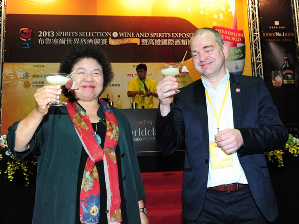 高雄市長陳菊與布魯塞爾世界酒類競賽大會主席Thomas Costenoble共同舉杯宣告國際烈酒大賽開幕。（圖∕鮑忠暉 攝）