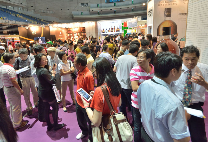 國際酒類博覽會吸引大批民眾參與。（圖∕李士豪 攝）