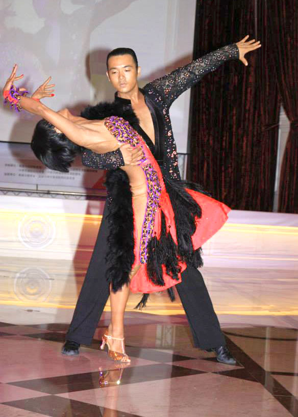 第一屆世界運動舞蹈大會地主隊拉丁舞項目將由許哲睿與林思妤代表出賽。（圖∕高雄市政府體育處 提供）