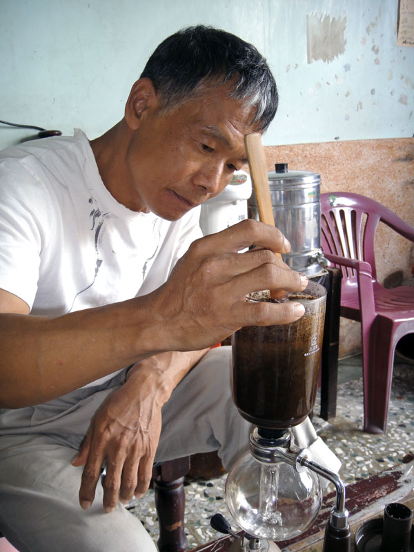 薛彥成因愛上咖啡而種植咖啡。（圖∕張筧 攝）