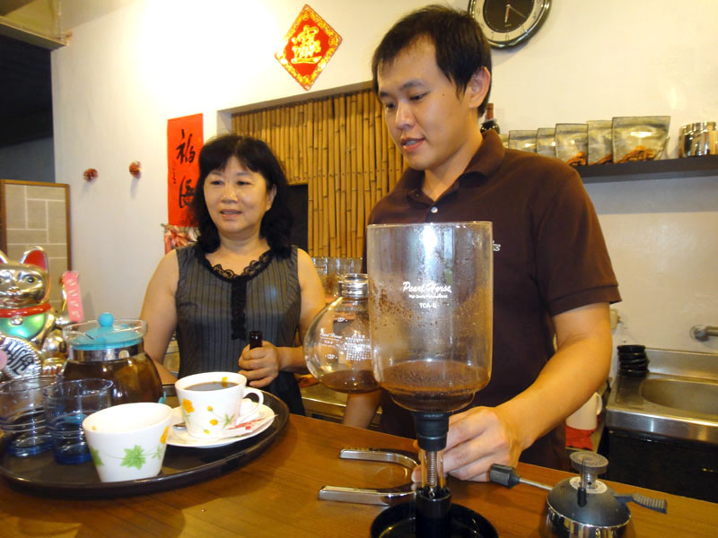 張智程與父母經營的東照山咖啡全部自產自銷。（圖∕張筧 攝）