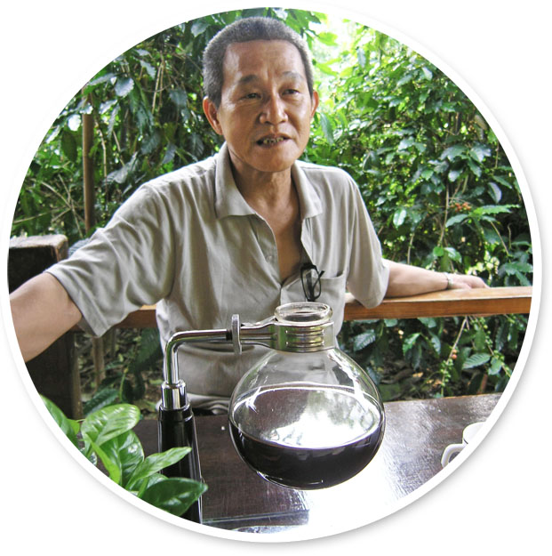 洪志昌從種咖啡、選豆、洗豆、煮咖啡都自己來。（圖∕張筧 攝）