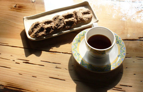 一山沐多納咖啡後韻回甘，搭配紅藜製作的手工餅充滿幸福感。（圖∕kei 攝）