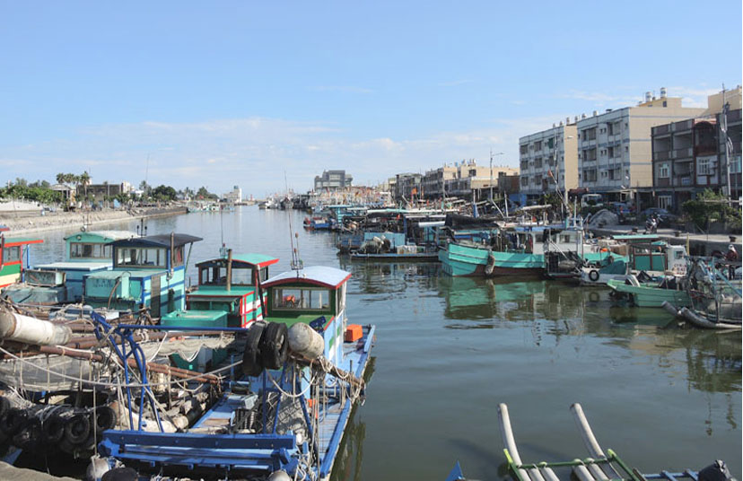 中芸漁港停滿各式漁船，也是端午龍舟競賽的場地。（圖∕徐世雄 攝）
