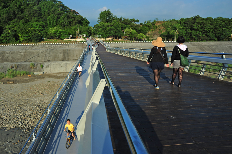 旗山地景橋的人行步道和自行車道充滿空間變化的趣味。（圖∕鮑忠暉 攝）
