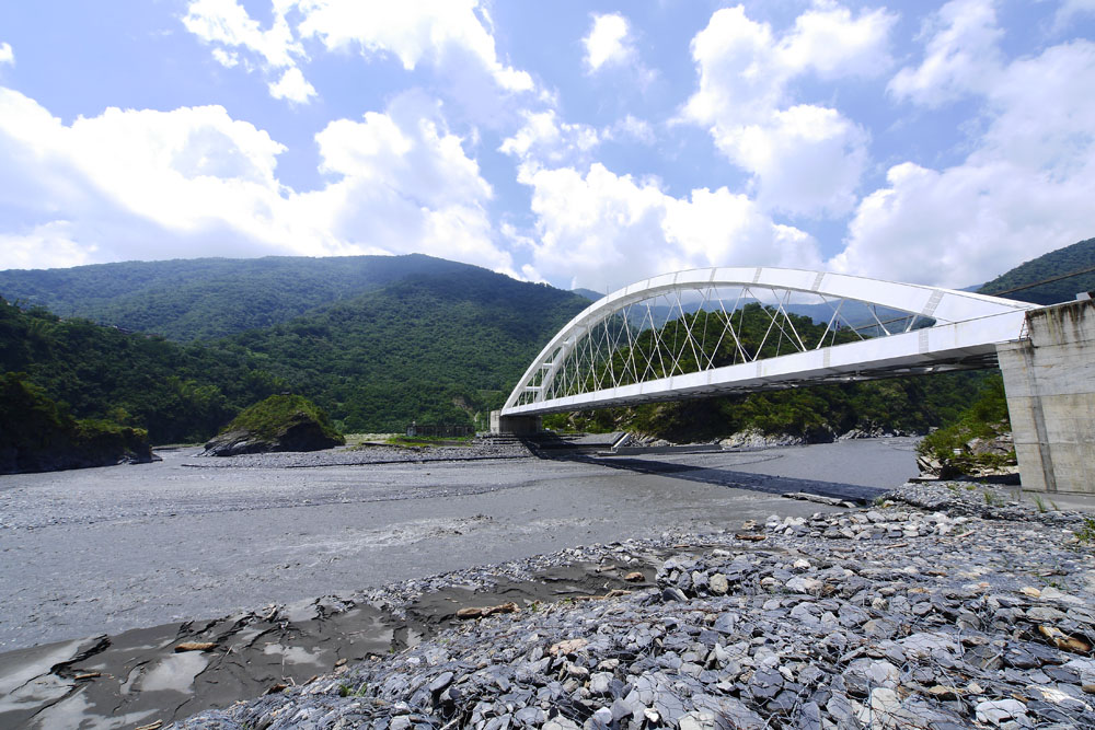 新建的多納橋橫跨濁口溪。（圖∕張簡英豪 攝）
