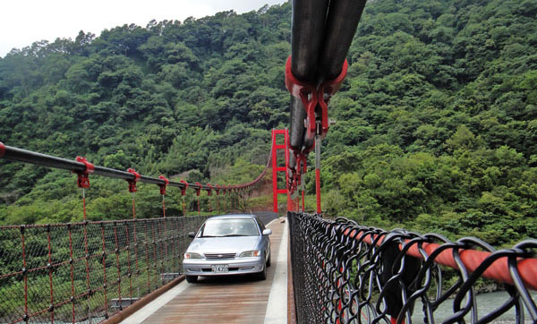索阿紀吊橋(上)與瓦阿系吊橋(下)都能通行車輛。（圖∕鮑忠暉 攝‧張筧 攝）