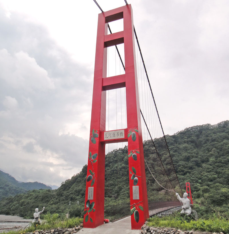 瓦阿系吊橋的原民圖騰裝飾，呈現在地原民風情。（圖∕張筧 攝）